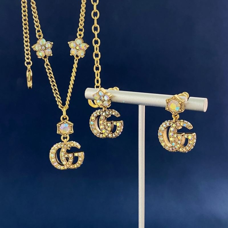 G*u*i necklaces